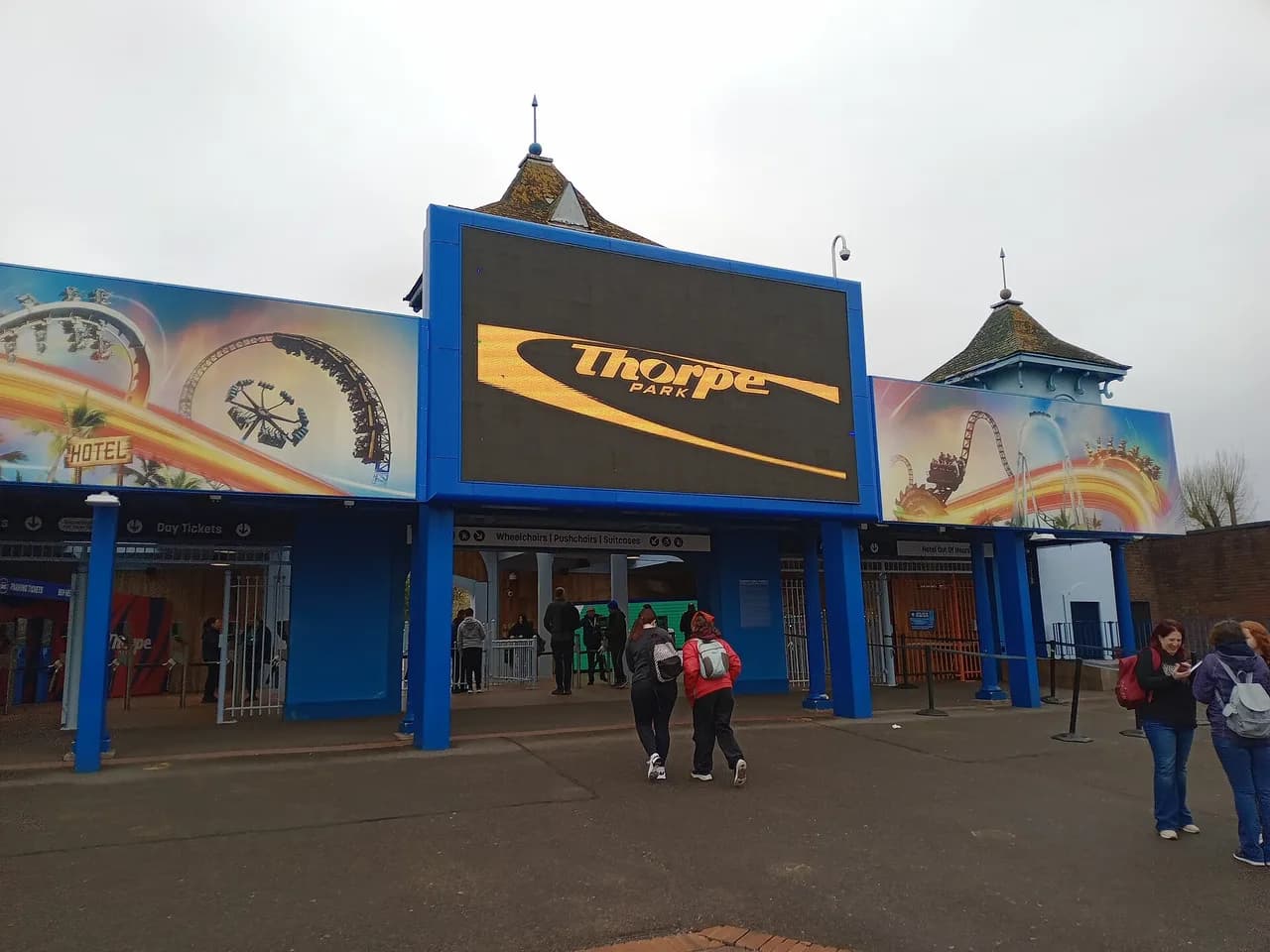Alton Towers vs Thorpe Park: Which UK Park Suits Your Group?