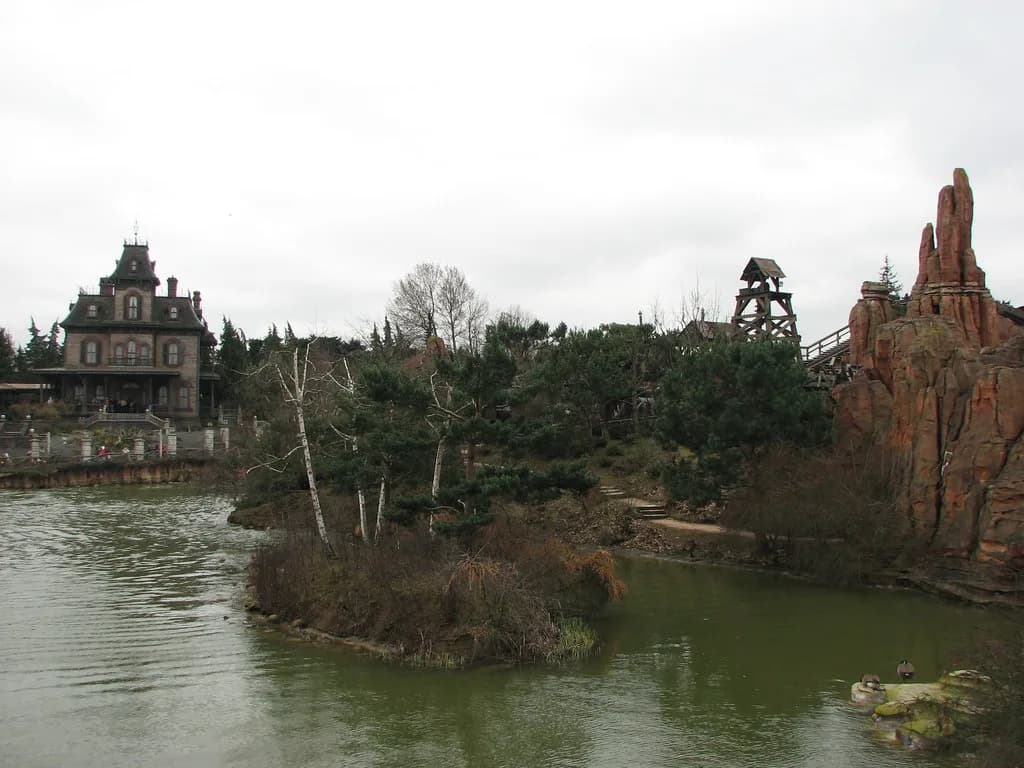 Disneyland Paris Map: Parks, Lands and How to Find Your Way