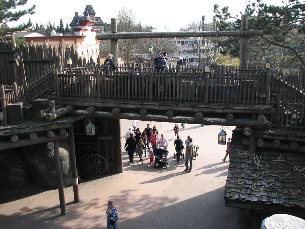 Disneyland Paris Weather: Best Months and Rain-Plan Tactics