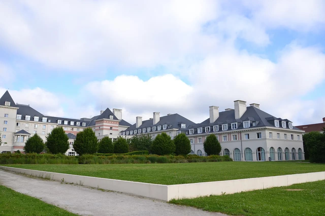 Vienna House Dream Castle: Hotel Guide for Disneyland Paris