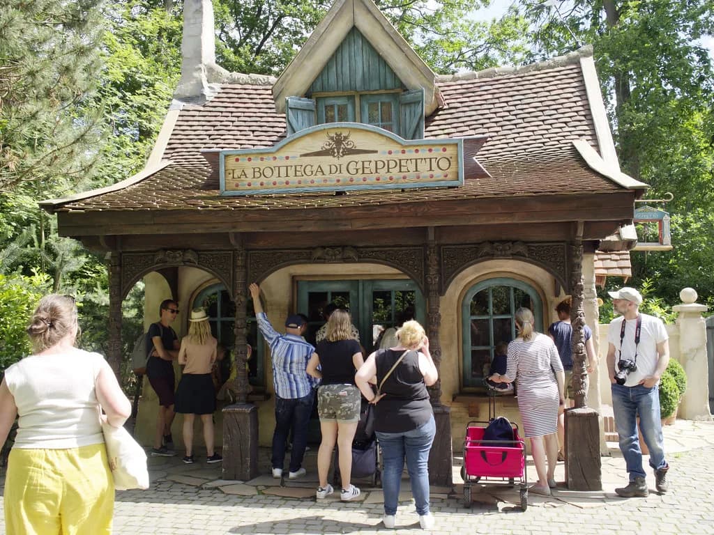 Efteling Hotels: On-Site vs Nearby Stays Compared