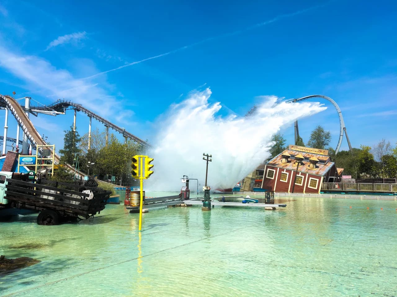 Thorpe Park Hotels: Shark Cabins vs Nearby Partner Hotels