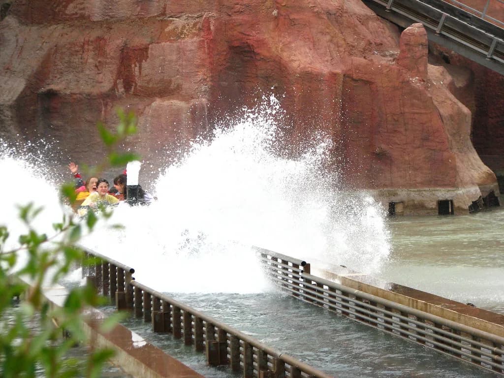 Parque Warner Madrid Rides: Coasters and Family Thrills