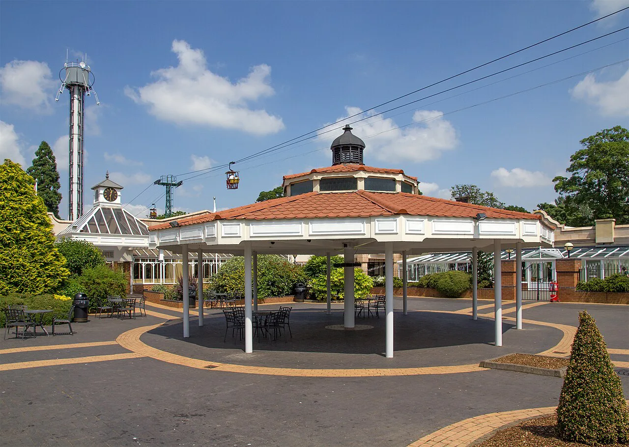 Main entrance, Drayton Manor Park