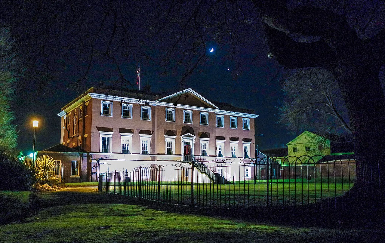Warrington Town Hall at night, Gulliver's World