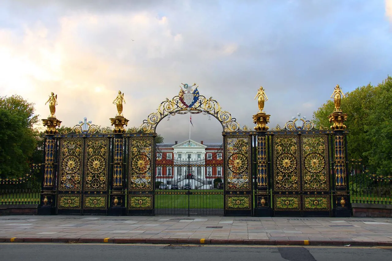 Warrington Town Hall gates, Gulliver's World