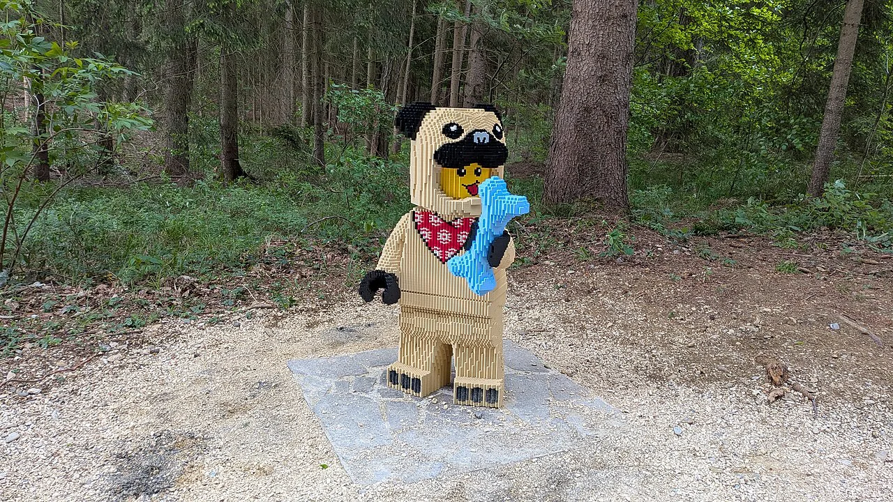 Figuren aus Lego-Steinen im Legoland Deutschland